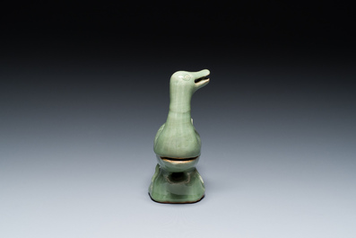 Br&ucirc;le-parfum en forme de canard en porcelaine de Chine c&eacute;ladon de Longquan, Ming
