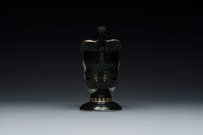 Rare aigui&egrave;re en porcelaine de Chine &agrave; d&eacute;cor de musiciens ottomans sur fond noir, Qianlong
