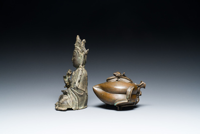 Een Chinese bronzen Boeddha en een perzikvormige wierookbrander, Ming en Qing