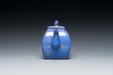 Een Chinese blauw-geglazuurde Yixing steengoed theepot met verguld decor, Qianlong merk, 20e eeuw