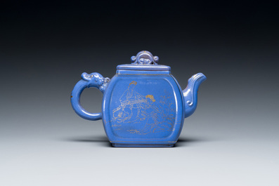 Een Chinese blauw-geglazuurde Yixing steengoed theepot met verguld decor, Qianlong merk, 20e eeuw