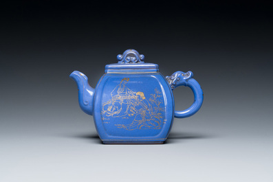 Een Chinese blauw-geglazuurde Yixing steengoed theepot met verguld decor, Qianlong merk, 20e eeuw