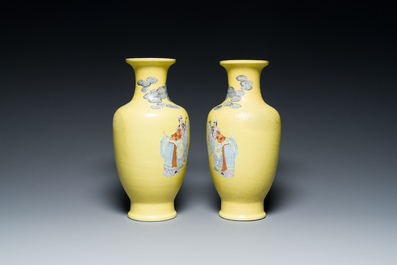 Paire de vases en porcelaine de Chine famille rose &agrave; d&eacute;cor de sages sur un fond en jaune sgraffiato, marque de Qianlong, R&eacute;publique