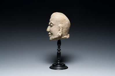 T&ecirc;te d'un Luohan en gr&egrave;s sculpt&eacute;, Chine, Yuan/Ming