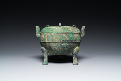 Een Chinese bronzen driepotige rituele voedselkom met deksel, 'ding', Oostelijke Zhou, Periode van Lente en Herfst