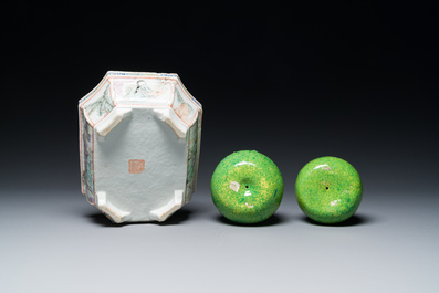 Vier Chinese famille rose en qianjiang cai kommen en een paar appels, 19/20e eeuw