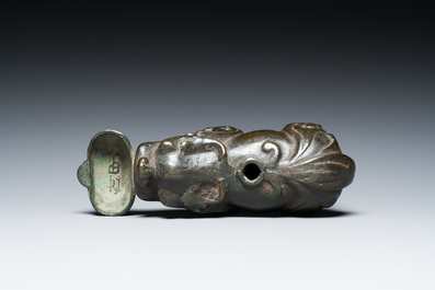Compte-gouttes en bronze en forme de bixie avec une inscription, Chine, Ming