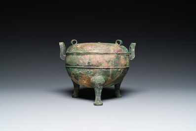 Een Chinese bronzen driepotige rituele voedselkom met deksel, 'ding', Oostelijke Zhou, Periode van Lente en Herfst