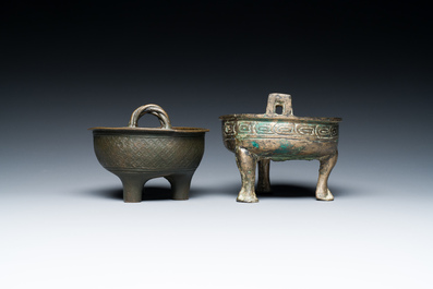Deux r&eacute;cipients tripodes rituels en bronze, 'ding', Chine, Zhou de l'Ouest et Yuan