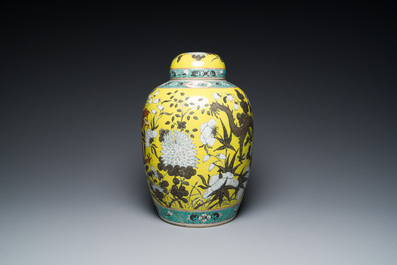 A large Chinese yellow-ground Dayazhai-style 'dragons' jar and cover on gilt bronze stand, 19th C.