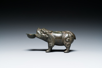 Compte-gouttes en bronze en forme de bixie avec une inscription, Chine, Ming