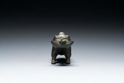 Compte-gouttes en bronze en forme de bixie avec une inscription, Chine, Ming