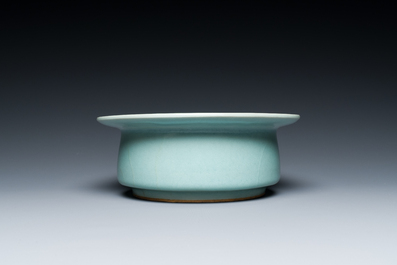 Lave-pinceaux en porcelaine de Chine c&eacute;ladon de Longquan, Song ou post&eacute;rieur