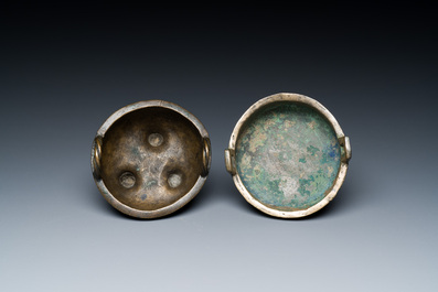 Deux r&eacute;cipients tripodes rituels en bronze, 'ding', Chine, Zhou de l'Ouest et Yuan
