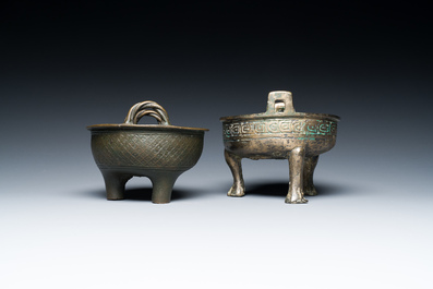 Deux r&eacute;cipients tripodes rituels en bronze, 'ding', Chine, Zhou de l'Ouest et Yuan