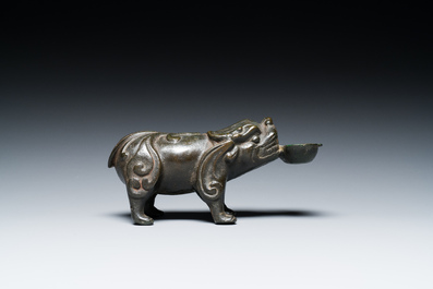 Compte-gouttes en bronze en forme de bixie avec une inscription, Chine, Ming