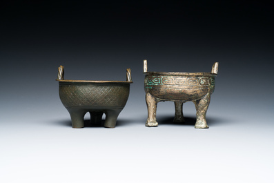 Deux r&eacute;cipients tripodes rituels en bronze, 'ding', Chine, Zhou de l'Ouest et Yuan