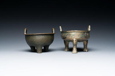 Deux r&eacute;cipients tripodes rituels en bronze, 'ding', Chine, Zhou de l'Ouest et Yuan