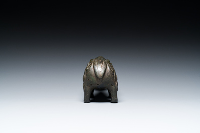 Compte-gouttes en bronze en forme de bixie avec une inscription, Chine, Ming