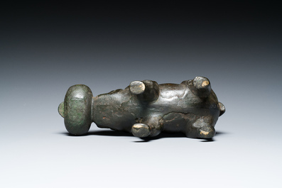 Compte-gouttes en bronze en forme de bixie avec une inscription, Chine, Ming
