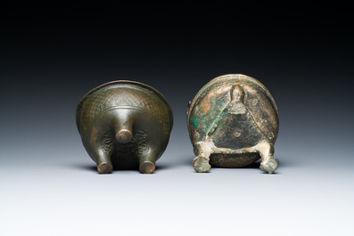 Deux r&eacute;cipients tripodes rituels en bronze, 'ding', Chine, Zhou de l'Ouest et Yuan