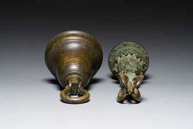 Une cloche et une cloche c&eacute;r&eacute;moniale &agrave; main en bronze, Asie du Sud et Asie du Sud-Est, 19&egrave;me ou avant