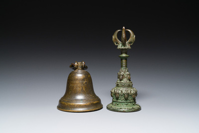 Une cloche et une cloche c&eacute;r&eacute;moniale &agrave; main en bronze, Asie du Sud et Asie du Sud-Est, 19&egrave;me ou avant