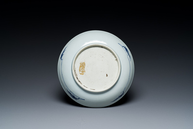 Plat en porcelaine de Chine en bleu et blanc &agrave; d&eacute;cor d'un lettr&eacute; dans un paysage, Yongzheng/Qianlong