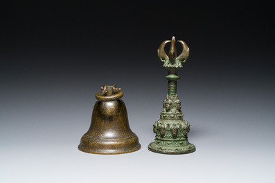 Une cloche et une cloche c&eacute;r&eacute;moniale &agrave; main en bronze, Asie du Sud et Asie du Sud-Est, 19&egrave;me ou avant