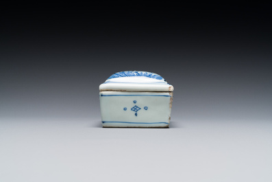 Belle bo&icirc;te &agrave; p&acirc;te couverte de forme rectangulaire en porcelaine de Chine en bleu et blanc, Ming