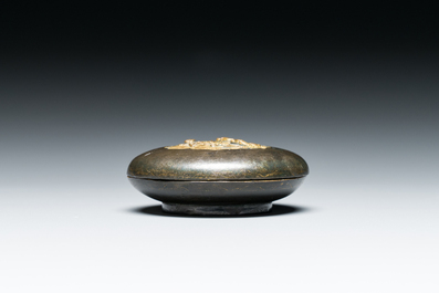 A Chinese parcel-gilt bronze seal paste box and cover, 17th C.
