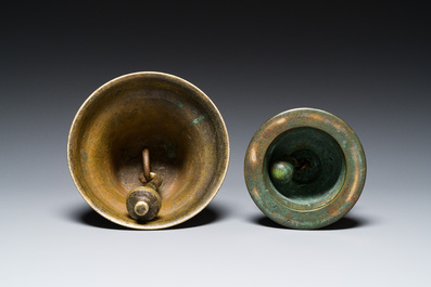 Une cloche et une cloche c&eacute;r&eacute;moniale &agrave; main en bronze, Asie du Sud et Asie du Sud-Est, 19&egrave;me ou avant
