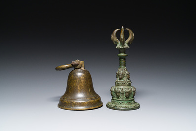 Une cloche et une cloche c&eacute;r&eacute;moniale &agrave; main en bronze, Asie du Sud et Asie du Sud-Est, 19&egrave;me ou avant