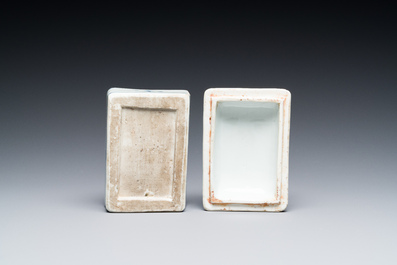 Belle bo&icirc;te &agrave; p&acirc;te couverte de forme rectangulaire en porcelaine de Chine en bleu et blanc, Ming