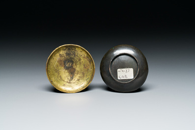 A Chinese parcel-gilt bronze seal paste box and cover, 17th C.