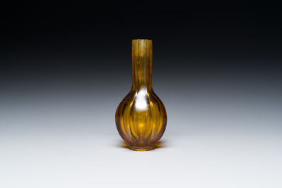 Vase de forme bouteille en verre de P&eacute;kin de couleur verte, Chine, marque de Qianlong, 19&egrave;me