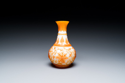 Een Chinese flesvormige vaas met lotusslingers in meerlagig geel en wit Peking glas, 19/20e eeuw