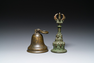Une cloche et une cloche c&eacute;r&eacute;moniale &agrave; main en bronze, Asie du Sud et Asie du Sud-Est, 19&egrave;me ou avant