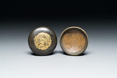 A Chinese parcel-gilt bronze seal paste box and cover, 17th C.