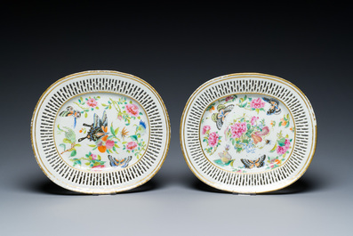 Paire de plats ajour&eacute;s de forme ovale en porcelaine de Chine famille rose de Canton &agrave; d&eacute;cor de papillons, 19&egrave;me