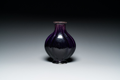 Een Chinese monochrome aubergine-geglazuurde vaas, 19e eeuw