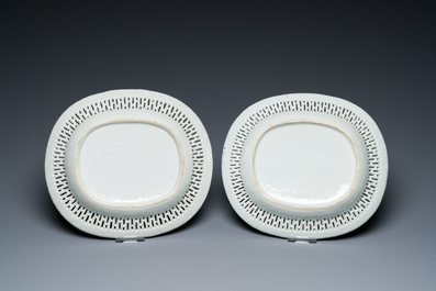 Paire de plats ajour&eacute;s de forme ovale en porcelaine de Chine famille rose de Canton &agrave; d&eacute;cor de papillons, 19&egrave;me