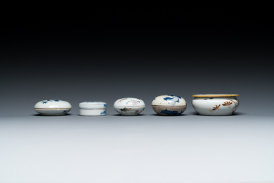 Cinq bo&icirc;tes &agrave; p&acirc;te &agrave; sceaux couvertes en porcelaine de Chine, 19/20&egrave;me