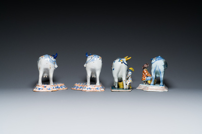 Paire de vaches et deux groupes &agrave; la traite des vaches en fa&iuml;ence polychrome de Delft, 18/19&egrave;me