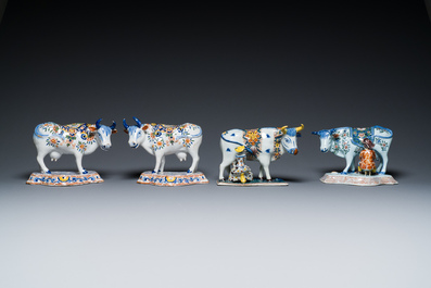 Paire de vaches et deux groupes &agrave; la traite des vaches en fa&iuml;ence polychrome de Delft, 18/19&egrave;me