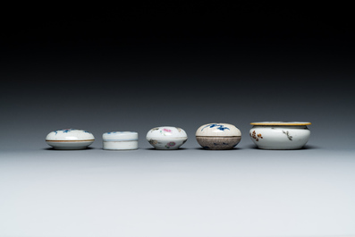 Cinq bo&icirc;tes &agrave; p&acirc;te &agrave; sceaux couvertes en porcelaine de Chine, 19/20&egrave;me