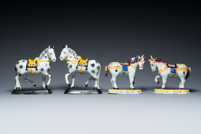 Deux paires de chevaux debout en fa&iuml;ence polychrome de Delft, 19&egrave;me