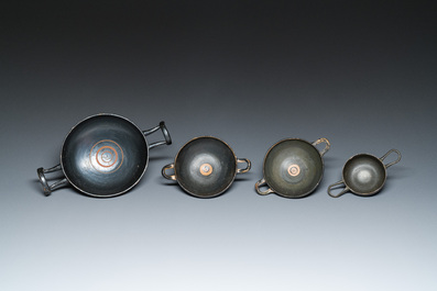 Quatre kylikes et skyphoi grecques, e.a. Apulie (Pouilles) et Daunie, Italie du Sud, ca. 4e si&egrave;cle av. J.-C.