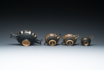 Quatre kylikes et skyphoi grecques, e.a. Apulie (Pouilles) et Daunie, Italie du Sud, ca. 4e si&egrave;cle av. J.-C.