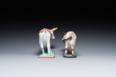 Deux vaches en fa&iuml;ence polychome de Delft d&eacute;cor&eacute;e en petit feu, 18&egrave;me